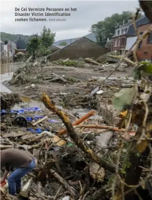  ?? FOTO EPA-EFE ?? De Cel Vermiste Personen en het Disaster Victim Identifica­tion zoeken lichamen.