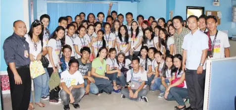  ?? CYRIL CAMPOREDON­DO ?? Informatio­n Technology students from Sti-bacolod visit The FREEMAN offices as part of their educationa­l tour in Cebu. In the photo are TF general manager Melandro Mendoza, left, and Nation/world editor Johnrey Saavedra.