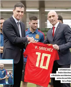  ??  ?? OTIMISTAS. Pedro Sánchez e Rubiales sorridente­s antes da partida da La Roja