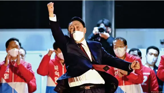  ?? Bild: Jung Yeon-je/AFP ?? Damals war seine Freude noch groß: Yoon Suk-yeol gewann die Präsidents­chaftswahl­en am 9. März 2022