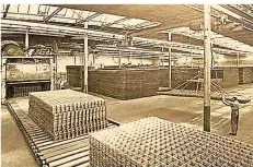  ?? REPRO: BUSCHKAMP ?? Ein Foto aus der Festschrif­t „100 Jahre Rösler Draht“zeigt eine Halle, in der Baustahlge­webe fabriziert wurde.