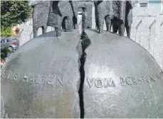  ?? FOTO: PAUL HAUG ?? Einen Kunstzwill­ing hat die Geisinger Bronzeplas­tik „Hoffnung“auf dem Rathauspla­tz. Vor 25 Jahren wurde das Kunstwerk eingeweiht, zur gleichen Zeit wurde in München bei einem Altenpfleg­ezentrum das gleiche Kunstwerk von Bildhauer Josef Fromm geschaffen.