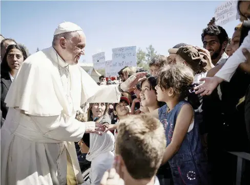  ?? LaPresse Ansa ?? Sostegno ai profughi Papa Franceco sull’isola di Lesbo nell’aprile 2016