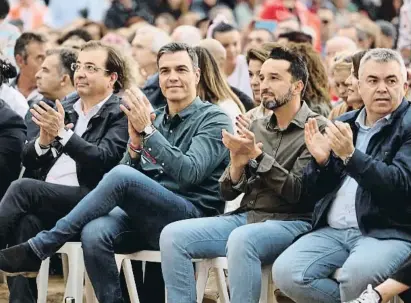  ?? JERO MORALES / EFE ?? Pedro Sánchez, ayer en Badajoz junto a Guillermo Fernández Vara, Ricardo Cabezas y Santos Cerdán