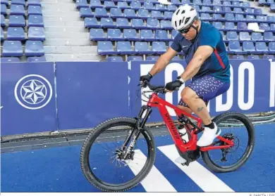  ?? R. GARCÍA / EFE ?? Ronaldo, en su salida del José Zorrilla para hacer en bicicleta eléctrica el Camino de Santiago.