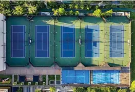 ?? ?? The Houstonian (Houston, Texas), de Preferred Hotels & Resorts, cuenta con cuatro pistas de tenis cubiertas y cinco exteriores, diez alineadas para ‘pickleball’ y dos de pádel.