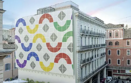  ??  ?? La simulazion­e dell’opera ideata dall’artista Daniel Buren per la facciata incompiuta del palazzo dove sorgerà l’hotel di lusso