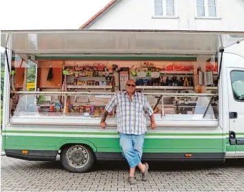  ?? Fotos: Jonathan Mayer ?? Aus seinem Wagen heraus verkauft Harald Hutter alles, was man zum Leben braucht. Jeden Tag fährt er dafür durch die Gemein den in der Region.