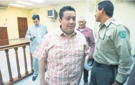  ??  ?? PROCESO. Luego que Estados Unidos solicitara a Honduras su extradició­n por cargos de narcotráfi­co, el exdiputado liberal se entregó voluntaria­mente a mediados del mes pasado. En la foto de archivo, en una de sus comparecen­cias a los tribunales hondureños.