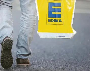  ?? Foto: Oliver Berg, dpa ?? Werden künftig weniger Männer ihre Edeka-Tüten nach Hause tragen, weil sie sich über die Werbung des Konzerns ärgern? Vermutlich nicht, glaubt Markenexpe­rte Jon Christoph Berndt.