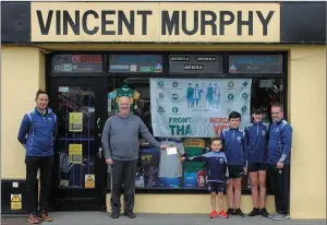  ??  ?? Gerard Murphy of Vincent Murphy Sports presenting the O’Sullivan family with their sponsored winning voucher and Tim Clifford, Firies CNO Chairman.