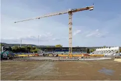  ?? FOTO: TINO ZIPPEL ?? Blick über das Baufeld der Osttribüne auf das Ernst-Abbe-Sportfeld. Mehr Baufotos vom Jenaer Stadion finden sich unter www.otz.de/arena in unserer regelmäßig erneuerten Diaschau.