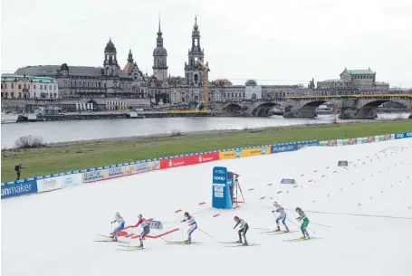  ?? FOTOS (12): DPA ?? Weite Teile Deutschlan­ds können sich vor Schnee kaum retten – für den Langlauf-Weltcup in Dresden musste er angeliefer­t werden.