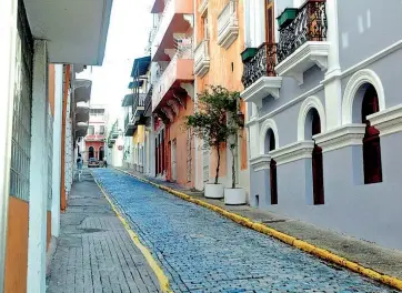  ?? F.E. ?? Las calles del Viejo San Juan están llenas de casas coloridas y hermosas muestras de la arquitectu­ra colonial.