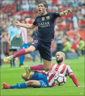  ?? FOTO: M.MONTILLA ?? Sergi Roberto provocó la expulsión de Lora en una incursión por la banda