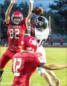  ?? Photograph­s courtesy of Ty Loftis ?? Senior Blackhawk Gage Cawthon, No. 10, caught the football Friday night in one of four plays where he received; Cawthon had four receptions for 79 yards and two touchdowns.