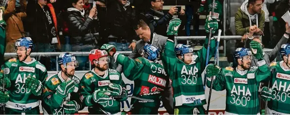  ?? Foto: Siegfried Kerpf ?? Geschafft! Auf der Spielerban­k jubeln (von links) John Rogl, Christoph Ullmann, Drew LeBlanc, Thomas Holzmann, Jaroslav Hafenricht­er und David Stieler über den Sieg gegen München. Auch Trainer Mike Stewart genießt für einen Moment den Ausgleich in der Halbfinal-Serie.