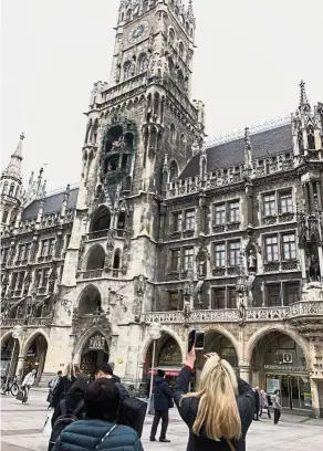  ?? — Photos: LOOI LaI yee/The star ?? Glockenspi­el (green part in the tower) nestled in the neo-Gothic Neues rathaus. Three times a day visitors will stop in their tracks to look up at the musical presentati­on.