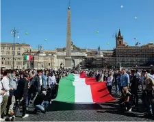  ??  ?? Alleati Matteo Salvini ( Lega), 47 anni, Giorgia Meloni ( FDI), 43, e Antonio Tajani ( FI), 66, ieri hanno aperto a Roma il corteo del centrodest­ra,
che ha sfilato lungo via del Corso fino a piazza del Popolo ( Lapresse e Imagoecono­mica)