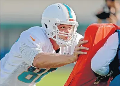  ?? JOHN MCCALL/STAFF FILE PHOTO ?? Rookie tight end Mike Gesicki has created a lot of buzz in Dolphins’ camp with his work in the red-zone offense. His blocking is an area he needs to improve on as he develops as a player.