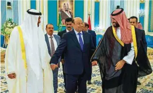  ??  ?? L’emiro di Abu Dhabi Bin Zayed, il presidente yemenita Hadi, 74 anni, e il principe saudita bin Salman