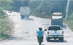  ?? ?? PERJUICIO. El mal estado de la carretera daña los vehículos.