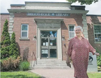  ?? PETER MC CA BE/MONTREAL GAZETTE ?? Lesley Cotton walks the same walkway she used in the ’60s as a child when she attended Valois School — a site which now houses one of the Pointe-Claire public libraries.