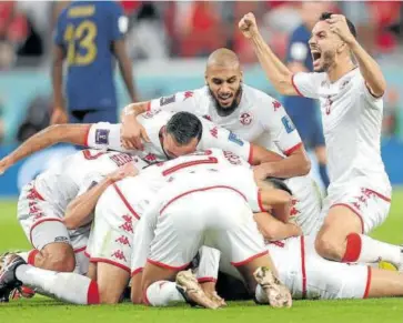  ?? Fotos: Efe ?? Los jugadores de Túnez, celebrando su gol ante Francia.