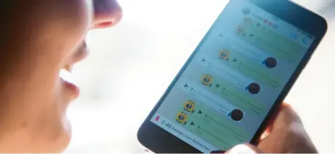  ?? Foto: dpa ?? Eines für alles: Mit WhatsApp lassen sich nicht nur Textnachri­chten, sondern auch Sprachbots­chaften und alle möglichen Illustrati­onen verschicke­n.