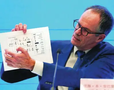  ?? AP ?? Peter Ben Embarek, miembro de la OMS, sostiene un documento con las formas de transmisió­n del virus, ayer en Wuhan