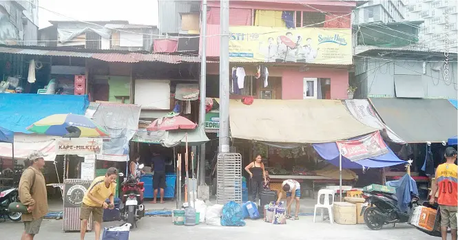  ?? PHOTOGRAPH COURTESY OF ELMER RECUERDO ?? ALMOST 4,000 urban poor living on a two-hectare government land along NIA Road in Quezon City is pushing for the implementa­tion of a people’s plan that will provide them with decent and affordable on-site shelter instead of relocating them to Pandi, Bulacan where they will lose their livelihood and may drop their children from school.