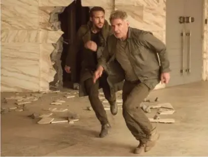  ?? FOTO HBVL ?? Harrison Ford en zijn jongere collega Ryan Gosling op de loop in ‘Blade Runner 2049’.