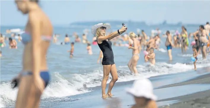  ?? EFE ?? Click. El verano se vive en la playa y en las redes sociales. Y para estar a tono, lo mejor es tener el smartphone siempre a mano para lucirse en Instagram o Snapchat a cada instante.