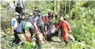  ?? BPBD LUMAJANG FOR JAWA POS RADAR SEMERU ?? SEMPAT TERTUNDA: Tim SAR gabungan baru bisa mengevakua­si jenazah korban sekitar pukul 06.00 kemarin.