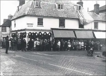  ?? Image submitted by Johnny Eastwood ?? Shoppers queue up to get into Baldocks outdoor clothing shop when it reopened following a fire in the 1970s