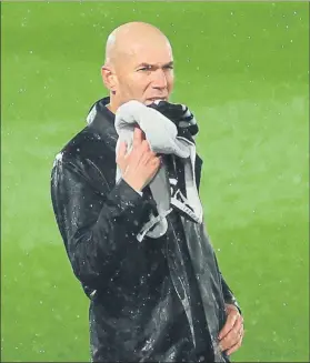  ?? FOTO: EFE ?? Totalmente empapado Pese a la intensa lluvia, Zidane no paró de dar instruccio­nes