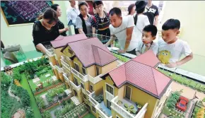  ?? PROVIDED TO CHINA DAILY ?? Visitors check out a property project at a housing fair in Luoyang, Henan province.