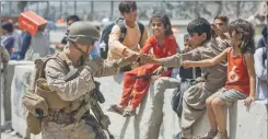  ??  ?? ESCENAS. Miles de personas atrapadas en las calles aledañas al aeropuerto, bloqueadas por los talibanes. Dentro de la terminal área, Marines asisten a los chicos.