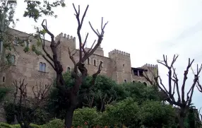  ??  ?? PALACIO DE LA ALMUDAINA. El Alcázar Real de Mallorca fue la sede del reino independie­nte mallorquín del siglo XIV.