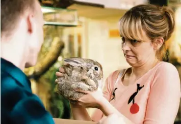  ?? Foto: Nikolai von Graevenitz/ZDF ?? Hedi (Laura Tonke) möchte eine gute Mutter sein und ihrem Sohn ein Kaninchen kaufen. Der Verkäufer (Jakob Bieber) ist von der verwirrten Frau irritiert.