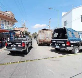  ?? Especial ?? Junto a las hoy occisas se localizaro­n algunos casquillos percutidos; el crimen ocurrió a una cuadra del tianguis de la colonia.