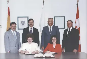  ??  ?? Jacquie Walker (en bas, à gauche) a été la première élue du conseil municipal de Drummond. On la voit ici entourée de Cyril Rioux, de Pascal Caron, de Tancrède Dionne, de Carmel Beaulieu et de la greffière Ginette Beaulieu. - Archives