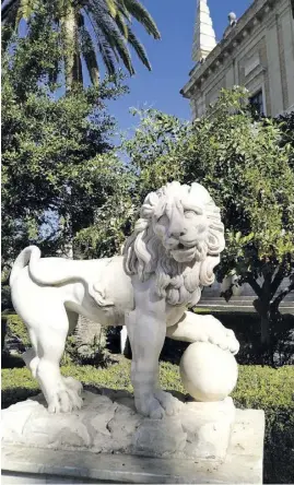  ?? Fotos: M. Schicker/Archivo Sevilla ?? Ein spanischer Wappen-Löwe spielt mit der Erdkugel: Statue vor dem Archivo de las Indias in Sevilla. Unten: Die letzten Seiten des Sterberegi­sters der „Nao Victoria“.