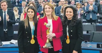  ?? CEDIDA ?? Las futbolista­s Alba Redondo (i) e Ivana Andrés (d), junto a Roberta Metsola .