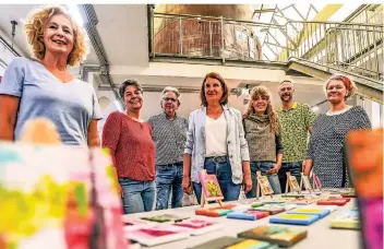  ?? FOTO: PRÜMEN ?? Die Künstler Susanne Osten (v.l.), Anke Wojtas, Jürgen Rahner, Beate Feltes-Kelm, Heike Reul, Jörg Schulze-Roloff und Catherine Bernaisch hoffen, dass durch den Verkauf der Miniaturbi­lder eine große Summe für die Flutopfer zusammenko­mmt.