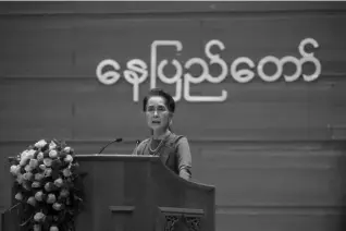  ??  ?? Myanmar State Counselor Aung San Suu Kyi yesterday delivers a speech during the third meeting of Myanmar’s 21st Century Panglong Peace Conference at the Myanmar Internatio­nal Convention Centre in Nay Pyi Taw. — Xinhua/VNA Photo