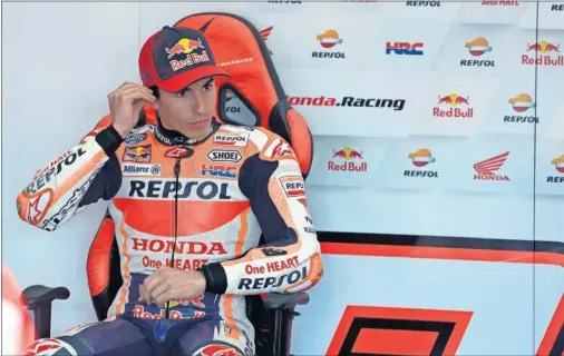  ??  ?? Marc Márquez descansa en el box del Repsol Honda durante la primera sesión de entrenamie­ntos libres del GP de España disputado en Jerez.