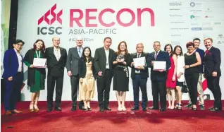  ??  ?? McGee (fourth from left), Chan (sixth from left), Phang, COO of Sunway Malls Kevin Tan (eighth from left) and representa­tives of Sunway Malls at the ICSC awards presentati­on at Mandarin Oriental Kuala Lumpur.