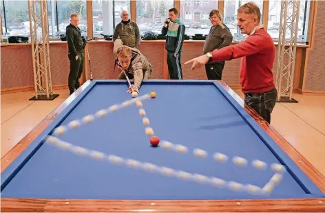  ?? ARCHIVFOTO: FRANZ-HEINRICH BUSCH ?? So funktionie­rt ein korrekter Stoß beim Dreibandbi­llard: Der weiße Spielball touchiert die rote Kugel, muss dann drei Banden berühren (hier aus Sicht des Spielers linke Seite, Kopfbande, rechte Seite) und danach die gelbe Kugel treffen. Bundestrai­ner...