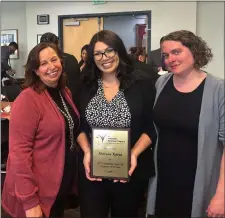  ?? COURTESY HANNAH LESLIE SMITH ?? Sivreana Tafoya (center) stands with her award.